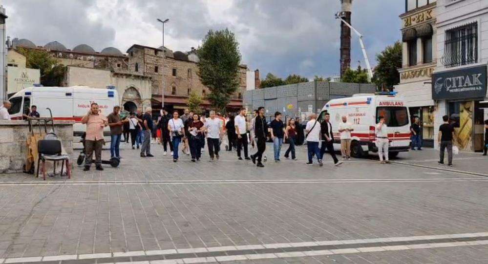 Şehrin göbeğindeki döviz bürosunda silahlı kavga çıktı! 3 ölü, 2 yaralı var 4